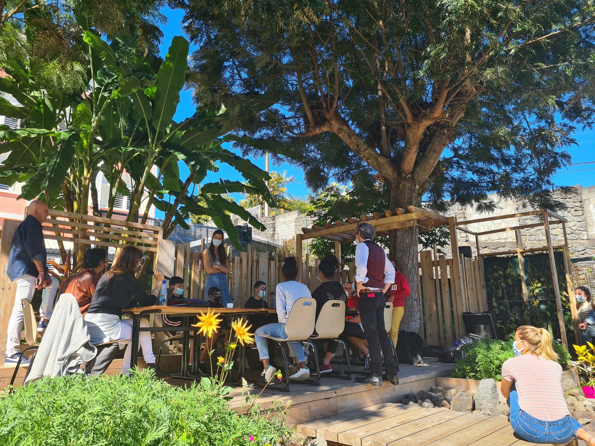 📢📻🌸Depuis le collège Alsace Corré de #Cilaos
#InterClass 2021 <a href="/AcLaReunion/">Académie de La Réunion</a>
C'est parti ! 
Bravo à tous : élèves, équipe du collège, @SophiePerson1 <a href="/ClaudeMontanet/">Claude Montanet</a> de <a href="/reunionla1ere/">Réunion la 1ère</a>, l'équipe <a href="/radiofrance/">Radio France</a> et tous ceux qui ont contribué à ce super projet #ÉducMédiasInfo