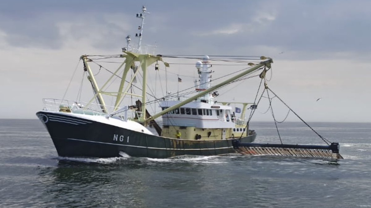 Daar gaat de mooiste innovatie uit onze visserij geschiedenis, klaar voor oud ijzer. #fuckdeEU