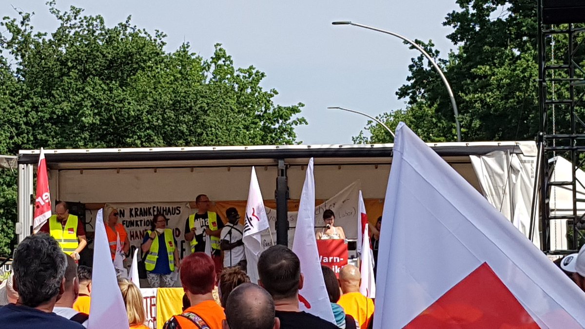 fem_dialogues's tweet photo. Franzi berichtet davon, wie #Vivantes spart, dabei sind die Kolleg*innen unverzichtbar. 
Alle arbeiten hart. Dass das keine Anerkennung findet, macht wütend! Aber: "Wir lassen uns nicht spalten!" und fordern: #GleicherLohnFürGleicheArbeit -  jetzt! 
#BerlinerKrankenhausBewegung https://t.co/dPEvqeWuNd