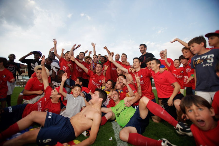 🔙🌋 Avui fa 8️⃣ anys de l'ascens històric de <a href="/UEO1921/">Unió Esportiva Olot</a> a #2bg3 contra l'<a href="/ArandinaCF/">Arandina C.F.</a> (5-1). La primera vegada sempre és especial, oi? Com per oblidar-ho... El hat-trick de <a href="/CarlosMR_7/">Carlos Martinez</a>, la maneta d'Edile i l'esclat dels volcans. Convençuts que hi tornarem! #josocdelOlot #OrgullOlotí