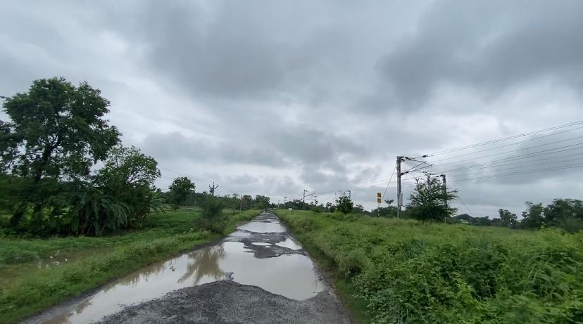 Krishna11100581's tweet photo. सातनपुर से समस्तिपुर के बीच 16 km लम्बी सड़क पूरे इलाक़े को ब्लॉक, रेलवे स्टेशन के साथ ज़िला हेडक्वॉटर से जोड़ने वाली एकलौती सड़क है। पर वो सड़क पूरी तरह से जर्जर है। जनता का कोई हाल लेने वाला नही है। #MakeMyRoad 
@AlokMehtaMP @nityanandraibjp @nitin_gadkari  @YuvaShakti_ind https://t.co/LRmIdXhyt0