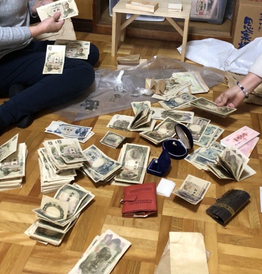 choro_fallguys's tweet photo. 実家整理したら130万円分くらいの古いお金出てきたってww https://t.co/JgopWyDcpo