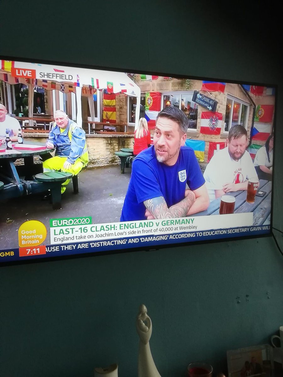 7am in England when the footballs on😂🏴󠁧󠁢󠁥󠁮󠁧󠁿