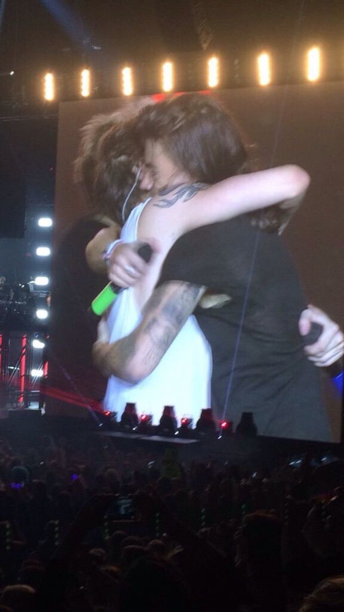 Pensando al modo in cui Louis stringe forte la maglietta di Harry mentre lo abbraccia.