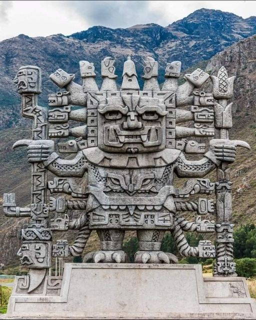 Increíble escultura del dios Inca Wiracocha en Urubamba, Cusco, Perú.