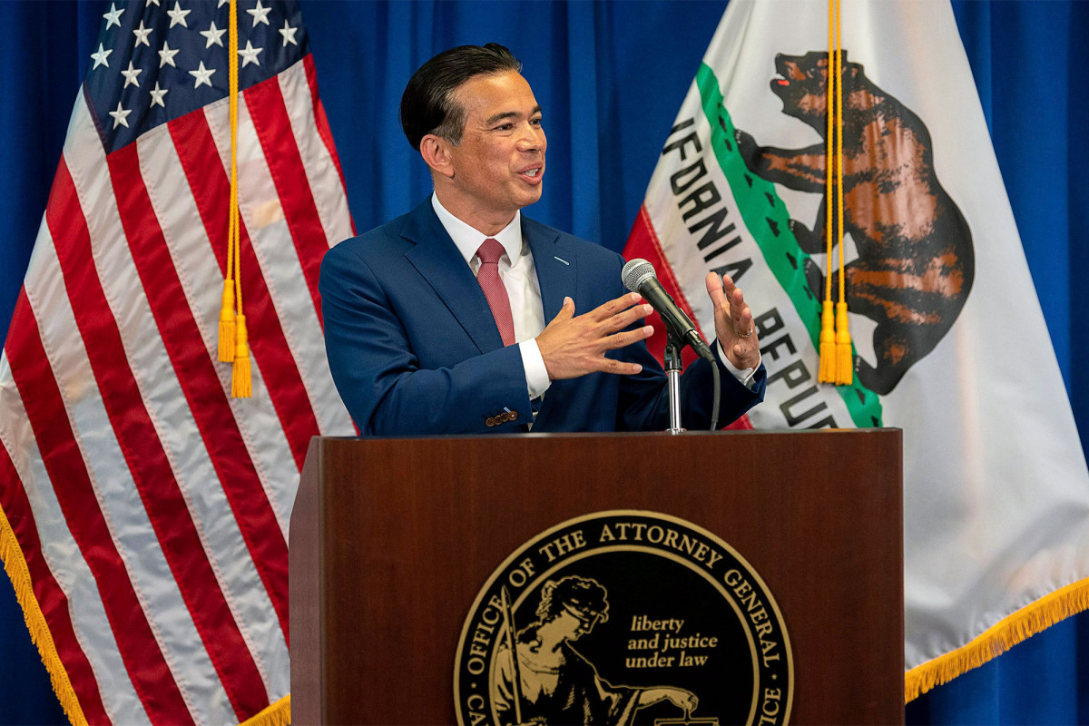 nypost's tweet photo. California bans state travel to Florida, 4 more over anti-LGBTQ laws https://t.co/KeljiFRA8h https://t.co/BM2PqV84NC