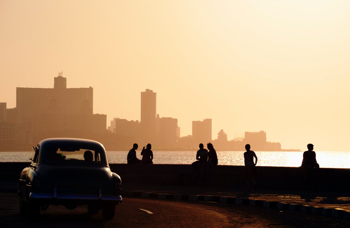 TulaFedz's tweet photo. Dicen que no se puede ir a La Habana y no disfrutar de uno de sus bellísimos atardeceres. ¿Los más bonitos? Los que tienen lugar el Malecón 🌅

#LaBocaDeLosCienBesos @caligramaeditor https://t.co/vpGnWgaJlV