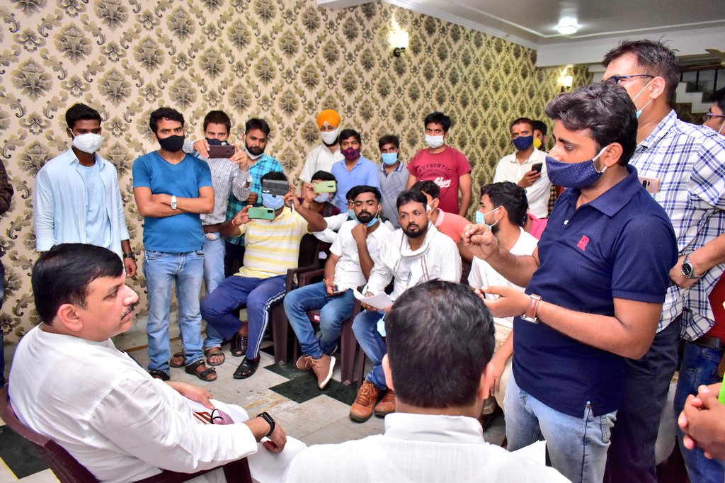 VanshrajDubey's tweet photo. उत्तर प्रदेश की सभी लंबित भर्तियों के मामले पर @AAPUttarPradesh प्रभारी व सांसद @SanjayAzadSln जी ने सैकड़ों नौजवानों से मिलकर संवाद किया,आश्वासन दिया कि सड़क से लेकर सदन तक प्रदेश के नौजवानों के हकों की लड़ाई लड़ी जाएगी।

01 जुलाई से 'रोजगार गारंटी पदयात्रा' में प्रयागराज आइये। https://t.co/ngO1Px2YPK