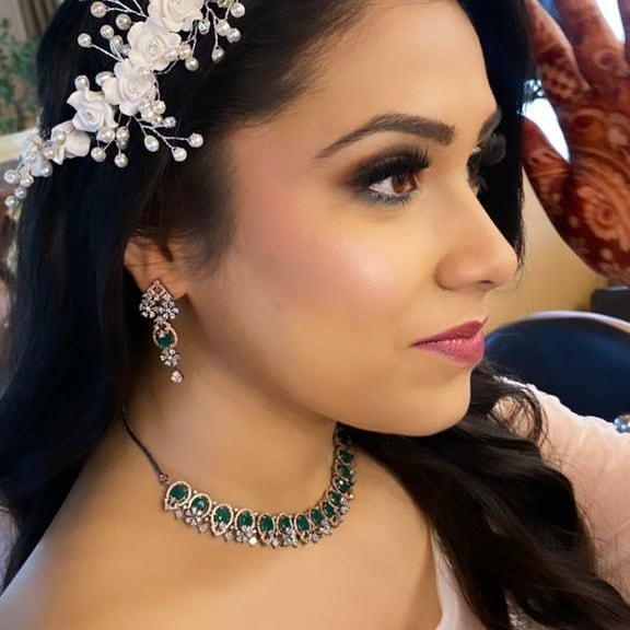 A flush of pink and a drop of pop for Christian wedding look😍 sohnijuneja.com #makeupbysohnij #makeuplook #bridalmakeuplook #bridalmakeup #bridalmakeupartist #bridalmakeupinspiration #bridalmakeupindia #bridaljewellery #christianbride #brideinwhite #popcolor