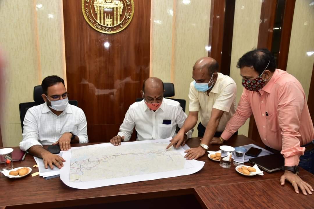 bandisanjay_bjp's tweet photo. Conducted a meeting along with @Collector_KNR, @AdditionalColl, NHAI officials and land acquisition officers and other concerned authorities to review the progress of NH 563 connecting Jagityal - Karimnagar - Warangal and discussed on land acquisition. https://t.co/3OFoBw20NC