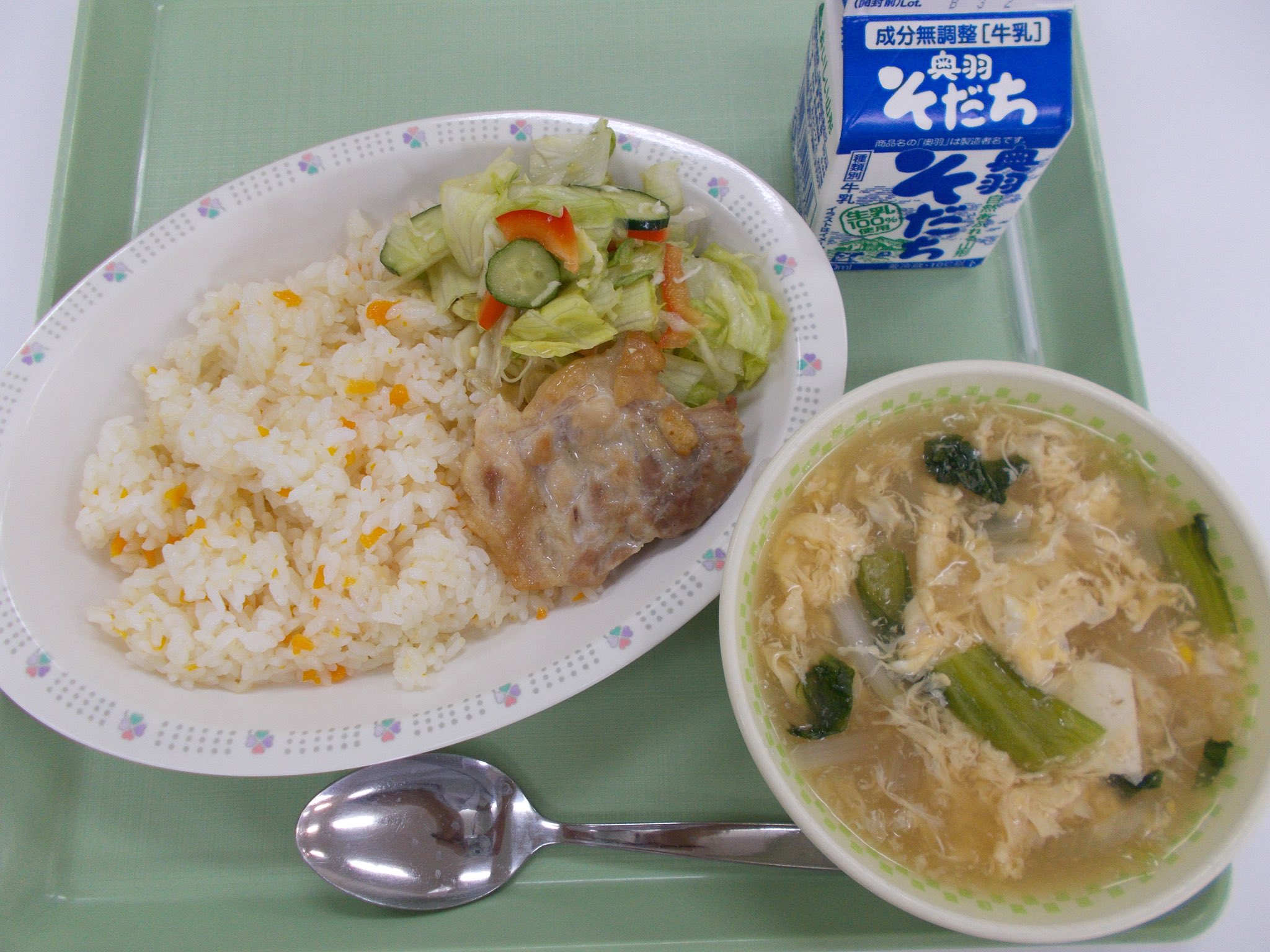 山形県大江町 学校給食 今日の献立紹介 世界の料理 シンガポール 6 29 火 シンガポールチキンライス 炊き込みごはん 鶏肉の蒸し焼き サラダ 玉子スープ 牛乳 シンガポールチキンライスは シンガポールの国民食です 今日の 大江町 産