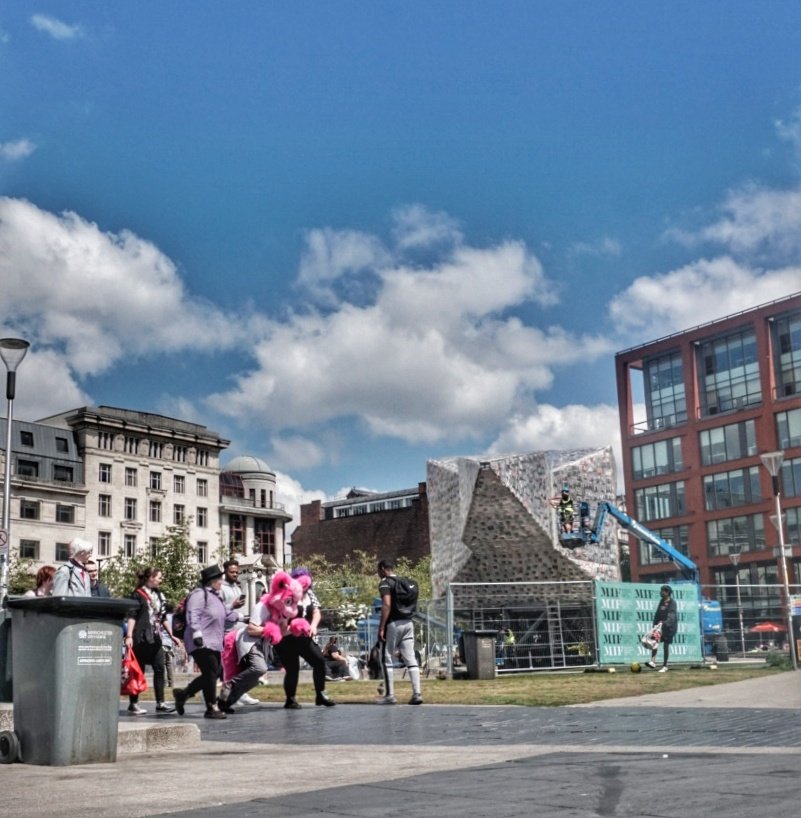 Planetphil168's tweet photo. 20,000 political books used to construct "Big Ben lying down" behind the fountains. Interesting...but the political statement intended to be illustrated.. didn't resonate with me, I have to say 👎
#manchesterinternationalfestival #bigbenlyingdown #fountains #piccadillygardens https://t.co/eUn1DMrmvC