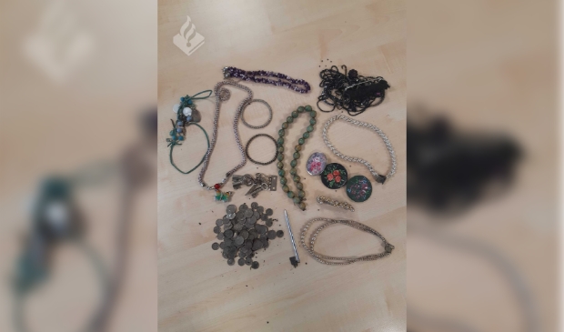 Magneetvissers vinden sieraden en oude guldens in sloot Vlist - ..