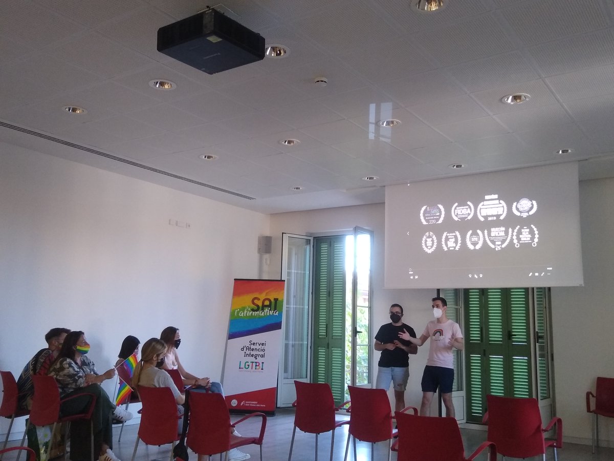 StVicencECPodem's tweet photo. 🏳️‍🌈Lectura del manifest pel #28J i posterior projecció del documental "Resistència Trans", que recull l'experiència de dues dones trans ⚧️, la Glòria i la Carmen, arrel de l'aprovació el 2017 de la pionera Llei Trans Valenciana, que avui serà Llei a tot l'Estat! #OrgullCompartit💜 https://t.co/7d8COD6A3l