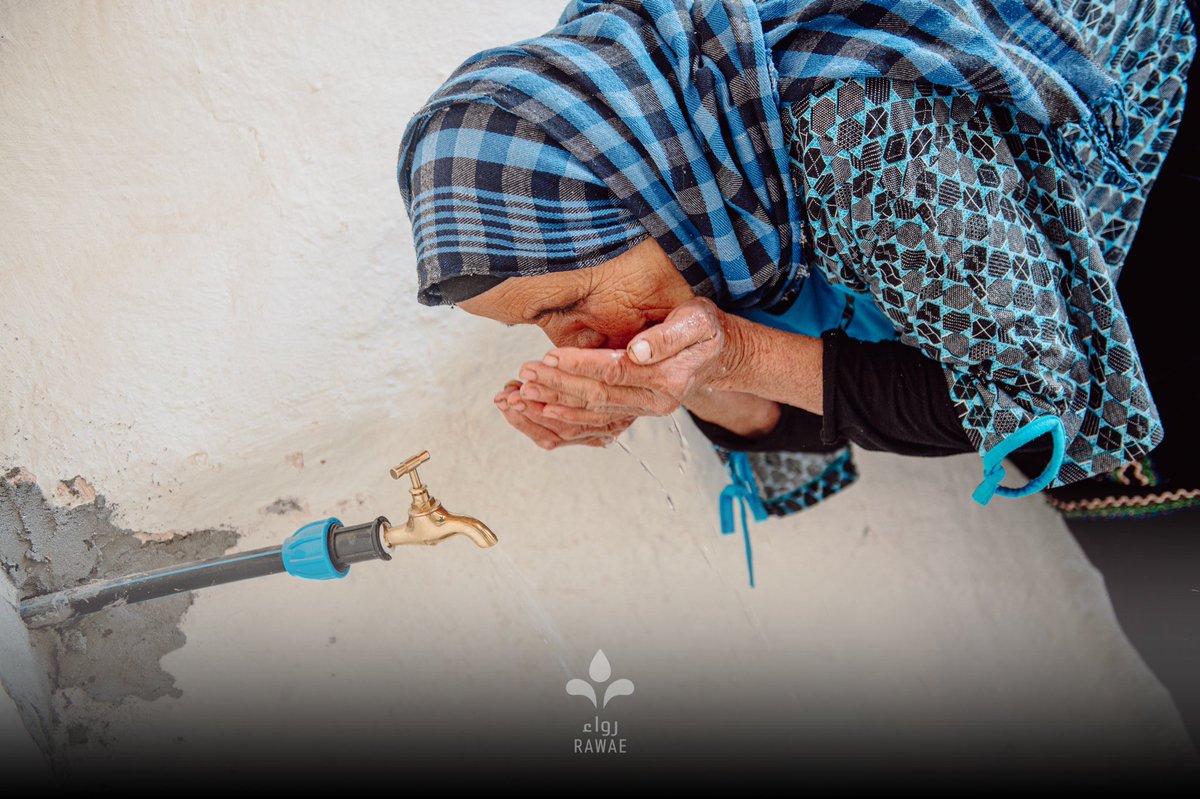 rawaeapp's tweet photo. اليوم بفضل تعاوننا جميعاً عشرات الآلاف من المغاربة ينعمون بالماء الصالح للشرب وسط بيوتهم، بعدما كان الأمر حلماً يحتاج تحقيقُه إلى قَطع جبالٍ ووِديانٍ مشيا على الأقدام.
.
في رواء، ومع ارتفاع درجات الحرارة، ضاعفنا فِرق عملنا لإيصال الماء لأكبر عدد من الأفراد الذين يحتاجونه. https://t.co/T0IWODHTVv