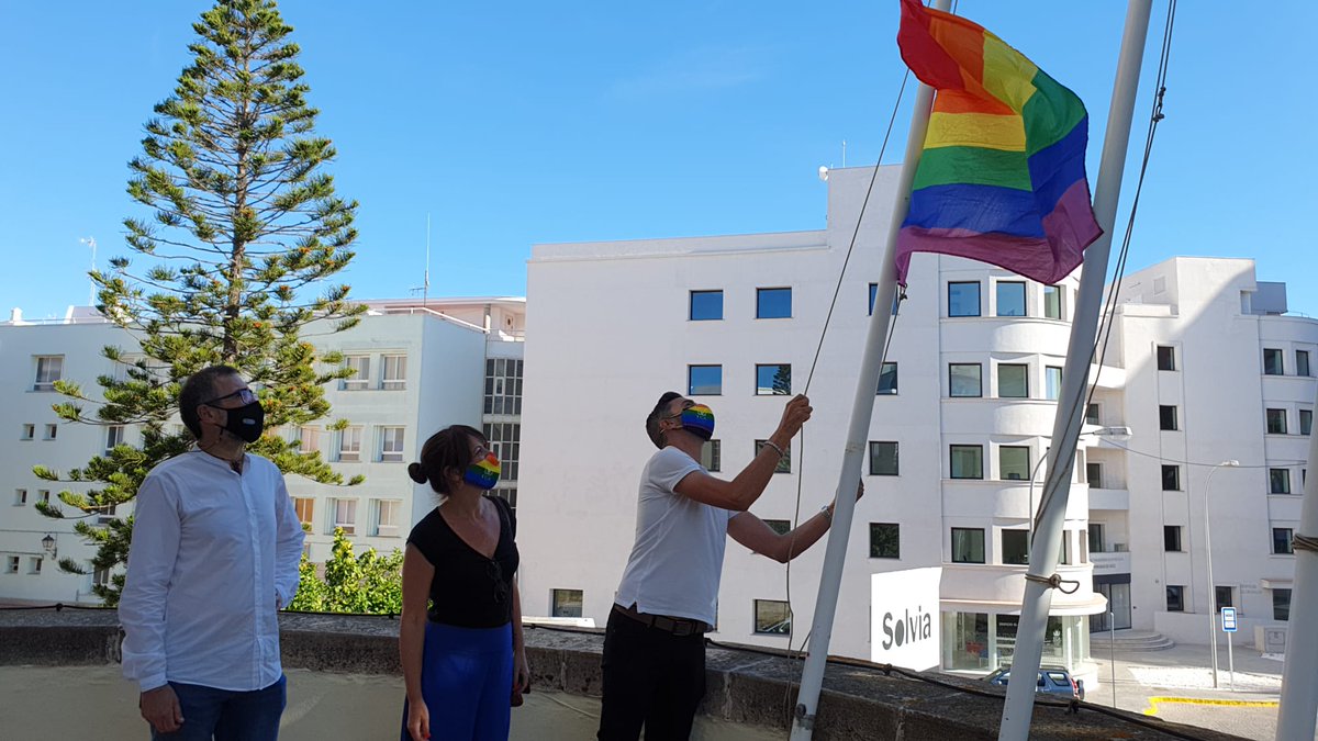 univcadiz's tweet photo. 🌈 Izado de la bandera arcoiris en la #CasadelEstudiante. Ha asistido Manuel Landaluce,vicerrector de #Estudiantes;Lupe Calvo, responsable de Unidad de #Igualdad;Miguel Angel Pérez Bellido, presidente del @CEstudiantesUCA;Lourdes Riquelme y Julia Pérez,vicepresidentas del #CEUCA https://t.co/acWNdi5wdJ