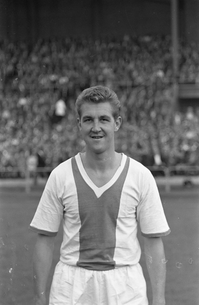 Voetballegends1's tweet photo. Vandaag is de geboortedag van @AFCAjax aanvaller Cees Groot (foto: Nationaal Archief). Cees debuteerde in 1959 samen met broer Henk in Ajax 1. In hun eerste seizoen maakten de gebroeders Groot 67 doelpunten, meer dan de helft van alle Ajax doelpunten. #ceesgroot #ajax #Amsterdam https://t.co/jdXJ1KRnTw