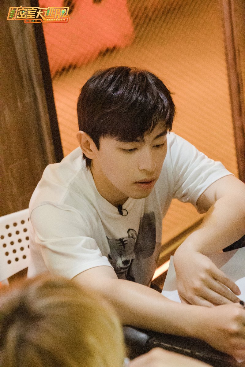 1021allendeng's tweet photo. Deng Lun Studio Weibo update
Stumbled into the mysterious community, looking for lost friends. All black warning! At 18:00 tonight, lock the missing players of Mango TV "Escape Room 3" (Part 1).
#DengLun #邓伦 #allendeng1021 #DLstudio https://t.co/lYzqgUClkT