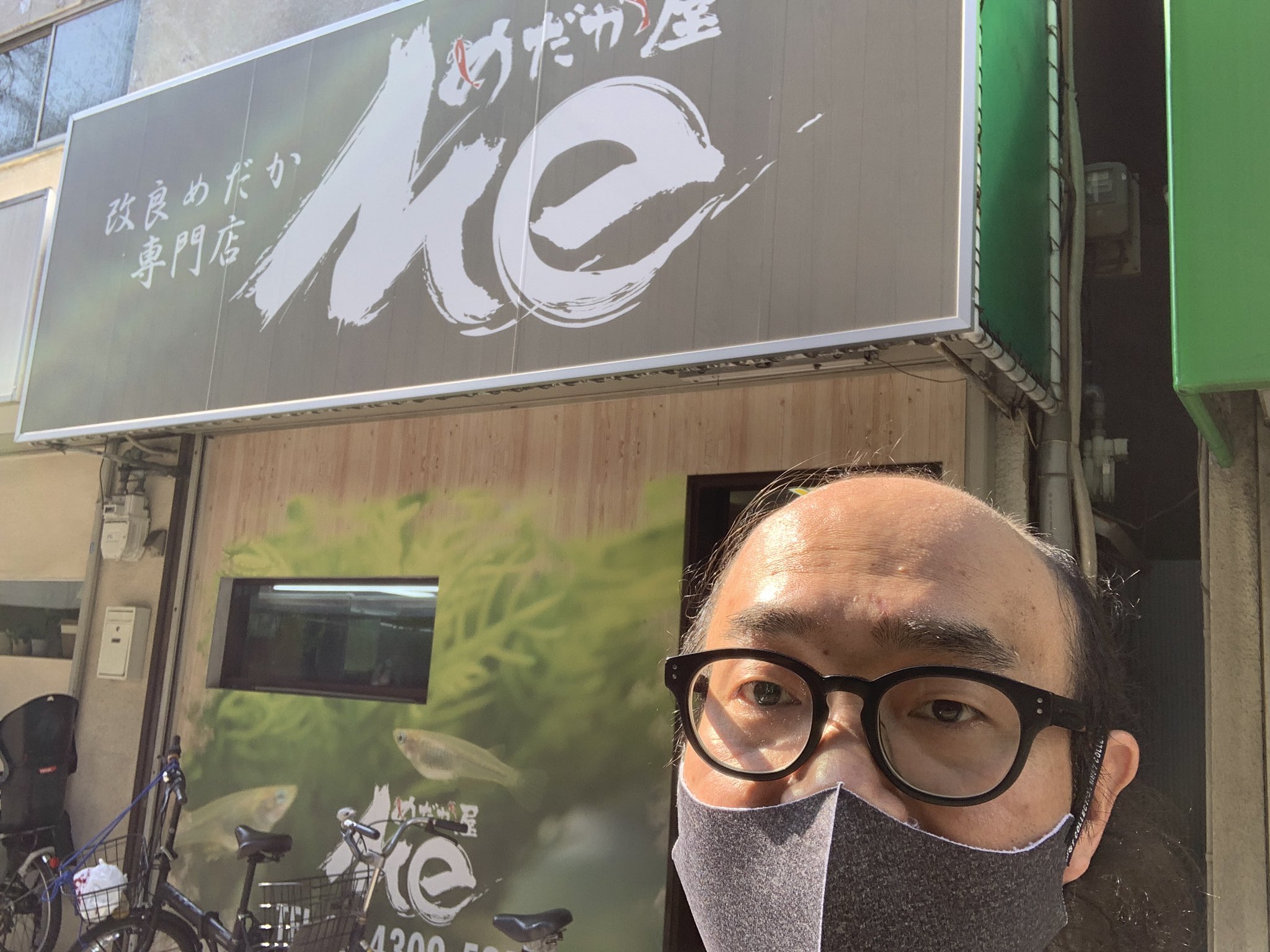 華井二等兵 玄関先に2号機となる 睡蓮鉢の立ち上げも完了し数週間 ここに来てのメダカ投入 まさか近くに素敵なメダカ専門店があったなんて ビオトープ 初心者ビオトープ メダカ 黒メダカ ヒメダカ メダカ屋me 姫睡蓮 睡蓮 睡蓮鉢 華井日本
