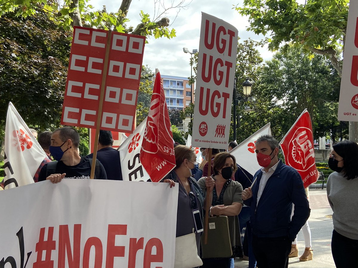 iurioja's tweet photo. #NoEre en Caixa Bank #TodxsSomosCaixaBank
Nuestra diputada @Henarmore apoyando a las trabajadoras y trabajadores. https://t.co/MJwaxajwUw