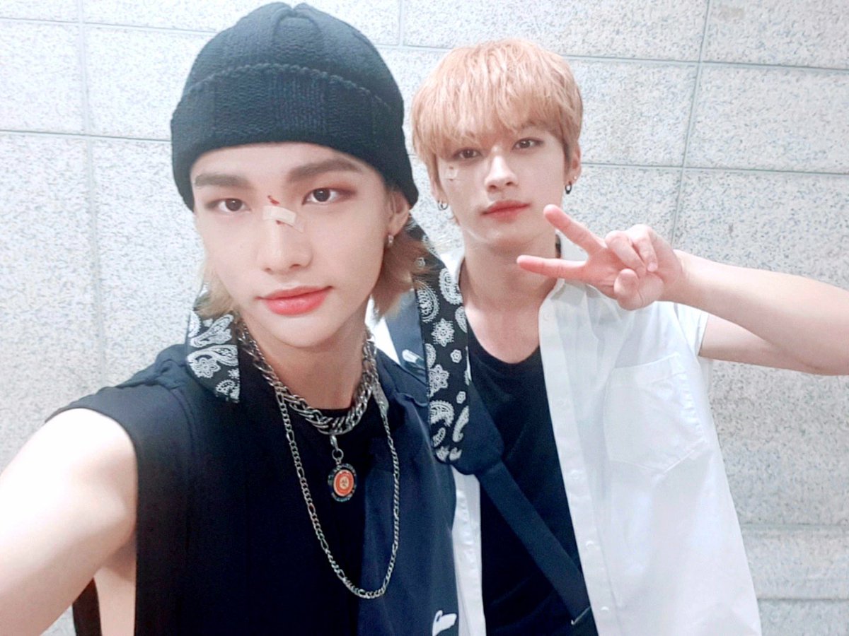 Мы друг для друга созданы бракованный дуэт. Хенджин и ли ноу. Хёнхо. Хенджин ест носок Минхо. Минхо и Хенджин играют в телефон.