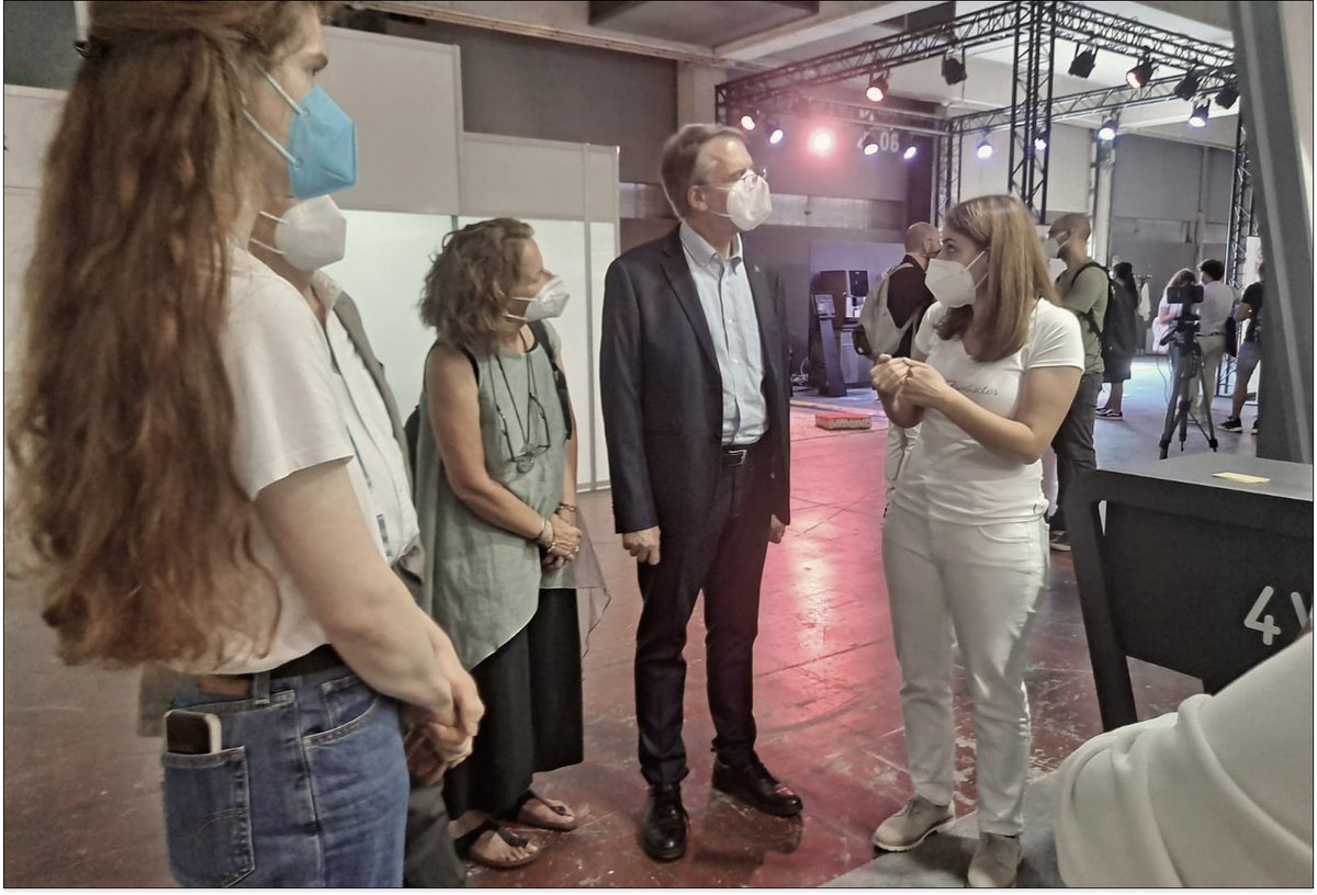bsm_upf's tweet photo. 👉El rector de la @UPFBarcelona visita els projectes emprenedors del programa #StartLabUPFBSM @nixiforchildren i Local Productos presents al #MWC21 https://t.co/6rEopM4PYg