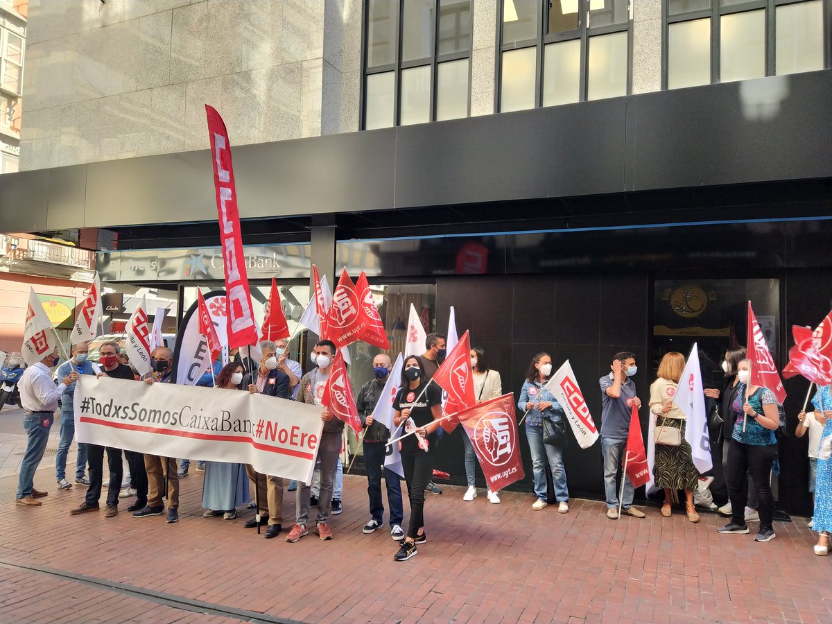 UGTCyL's tweet photo. #TodxsSomosCaixaBank #NoERE , .@ugtcaixabank Jornada de #HuelgaCaixaBank en .@caixabank, ante el fracaso de la última reunión mantenida entre las partes. En Valladolid Calle Regalado esquina Teresa Gil. https://t.co/NQMrNU5J7O