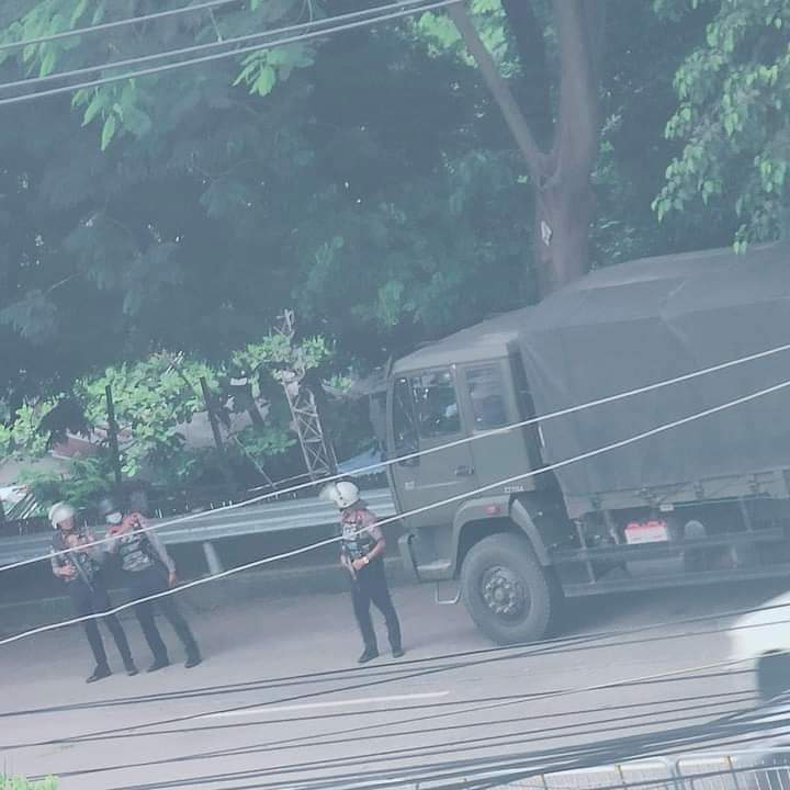 SaveMM99's tweet photo. As Terrorists (SAC) blocked most roads in #Tarmwe, forcibly inspected bypassers,and recklessly shot to innocent civillians,houses around 11AM today,2 bypassing innocent civillians from their car had been shot,one had been reportedly killed&amp;one woman seriously injured.
#June29Coup https://t.co/5yVU3M9HKj