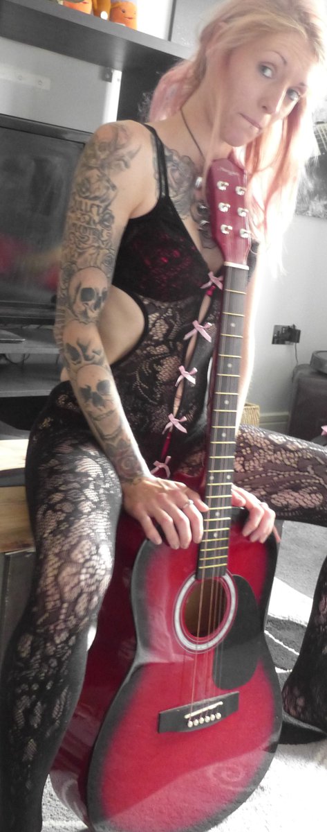 toritoes69's tweet photo. Just having a laugh with my guitar ;) https://t.co/yzZYBavaHg