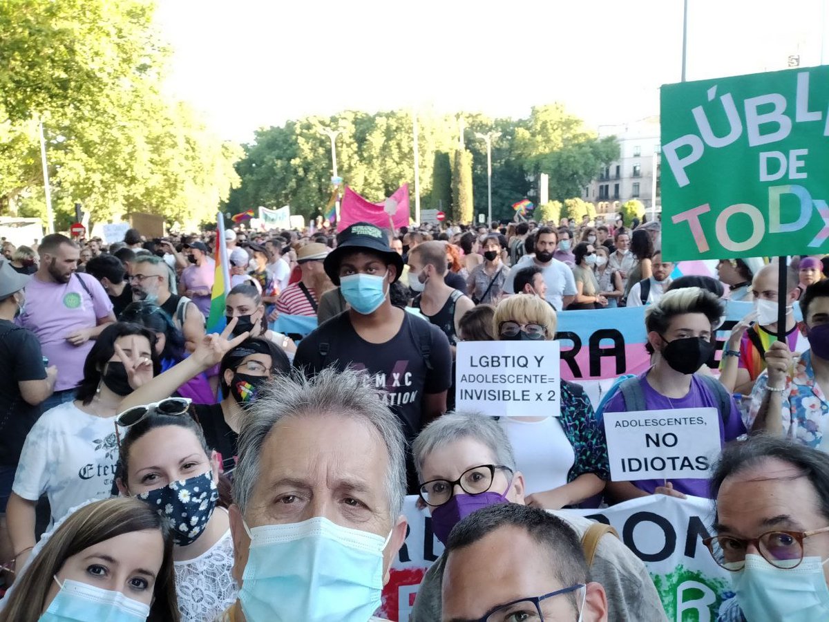 Podemos_Parla's tweet photo. 📣 Ayer, #DíaDelOrgullo estuvimos en el acto institucional organizado por nuestra compañera y concejala de Igualdad, Feminismos y LGTBI @lesafre. Además, fuimos a la manifestación del OrgulloCrítico con la #RedArcoiris de #Parla gritando que #LeyTrans será ley ⚧️🏳️‍🌈🙌🏾 https://t.co/hY0QL0yYzv