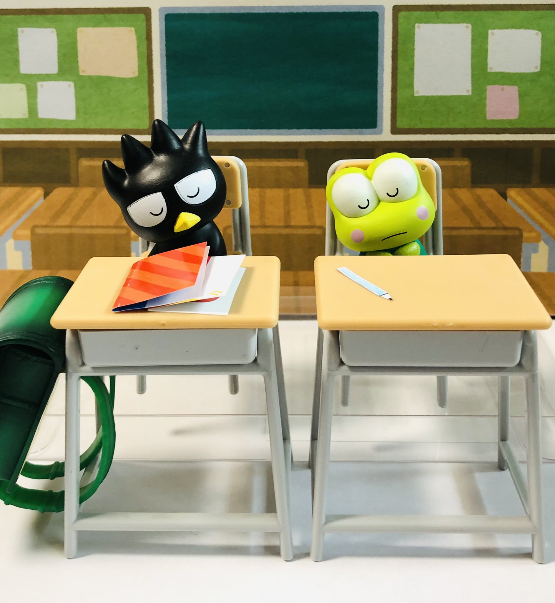 ふじのん けろっぴ推し 授業中 居眠りするけろっぴとばつ丸 起きて起きてー 肩ズンフィギュアで遊んでみたよ 可愛い机セットはセリアで発見 背景はいらすとやさんからお借りしました 肩ズン 肩ズンfig ガチャガチャ サンリオ