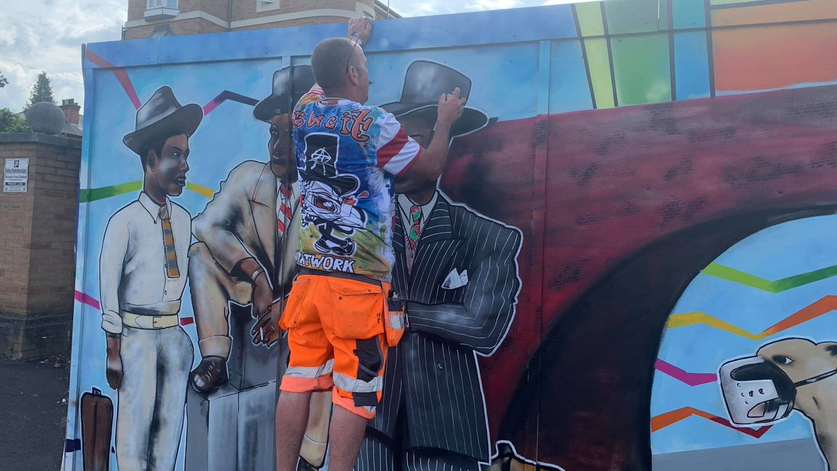 hshaz_reading's tweet photo. Have you spotted our new Oxford Road HSHAZ mural on Bedford Rd yet?
Here's a shot of Arron working on the mural. Arron's done an amazing job spending hours working on this huge space!
Tag us in your selfies if you visit! #HSHAZReading
@ReadingCouncil @HE_SouthEast https://t.co/dbNtj0zT65