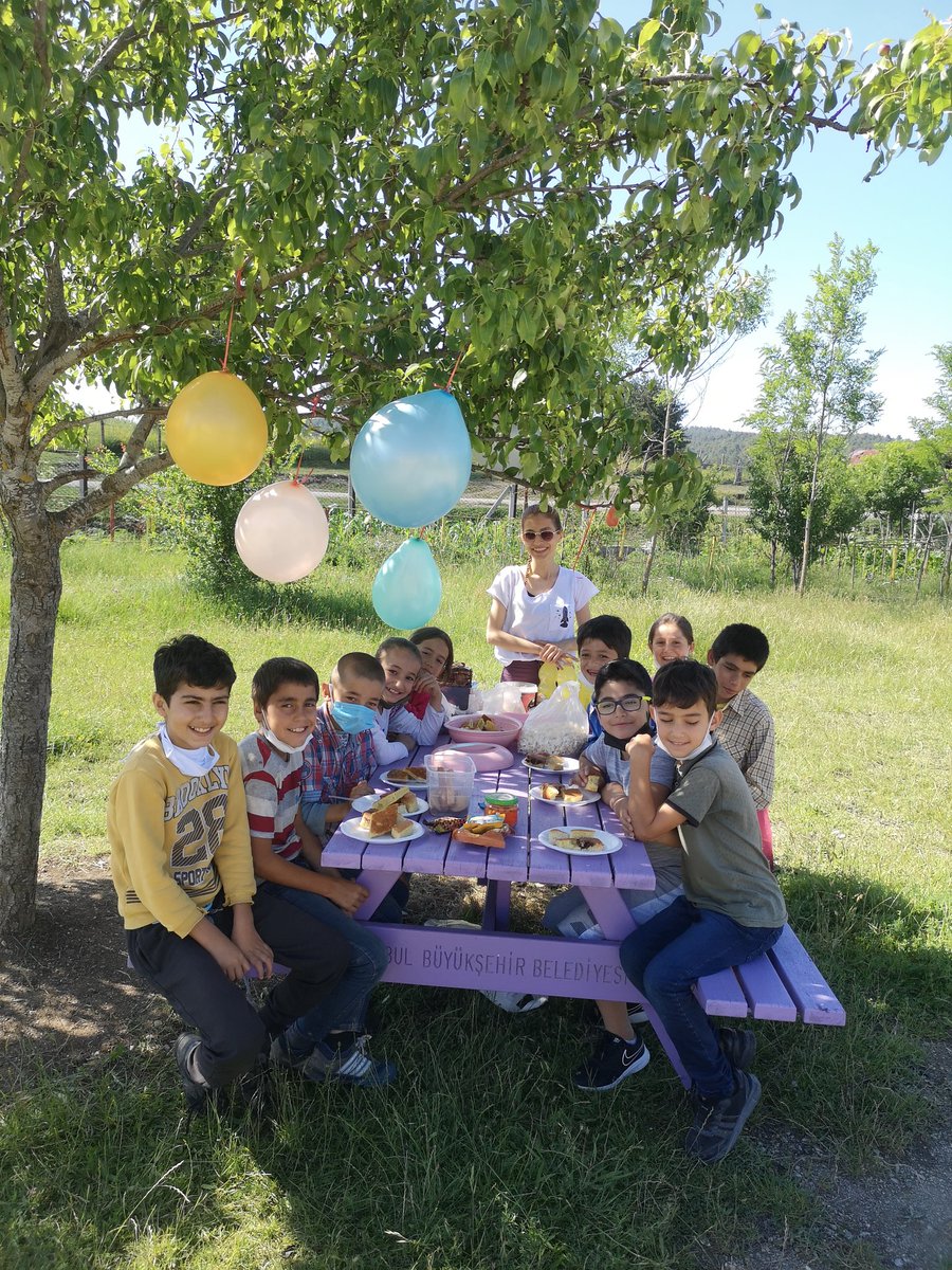 SahinYbo's tweet photo. İlkokul öğretmenimiz Fatmanur Hoca  4.sınıflarıyla mezuniyetlerini kutluyor.🥰 #okulumbahçede @YLDZercan1957 @DURAGAN_MEM @sinopilmem @ibr4him4cikgoz https://t.co/Mzs3ZSRZTA