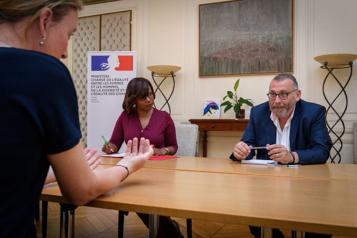 Avec <a href="/1ElisaMoreno/">Élisabeth Moreno</a>, nous avons rencontré la nouvelle direction de la fondation <a href="/lerefuge/">Fondation Le Refuge</a>. 

Ils nous ont montré leur volonté d’aller de l’avant. Il s’agit maintenant de travailler ensemble pour prévenir l’isolement des jeunes LGBT+, où qu’ils soient !