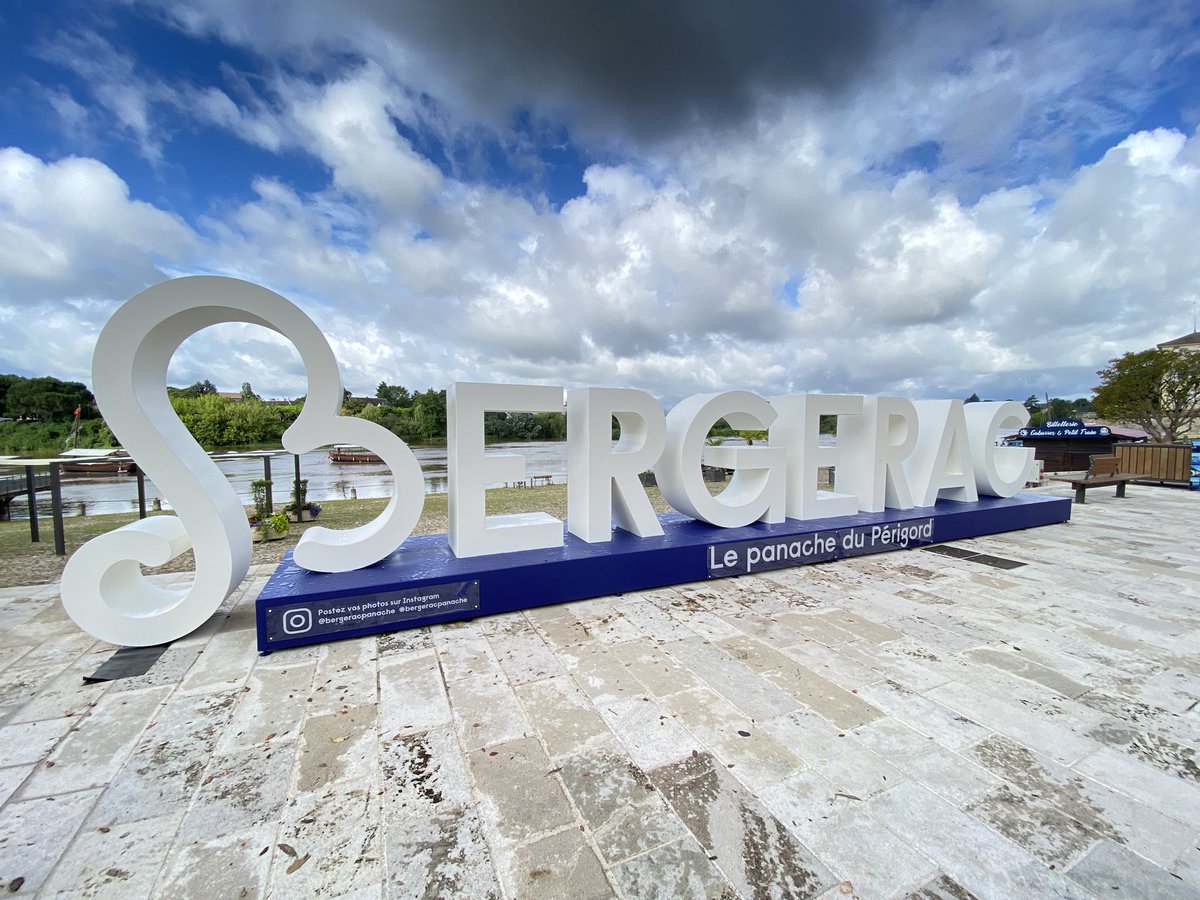 Faites rayonner votre ville avec panache ! La nouvelle structure « #Bergerac, le #panache du #Périgord » installée sur le Port de Bergerac adore être prise en photo pour être postée sur les réseaux sociaux. N’hésitez pas à nous envoyer vos clichés, nous les publierons ☺️