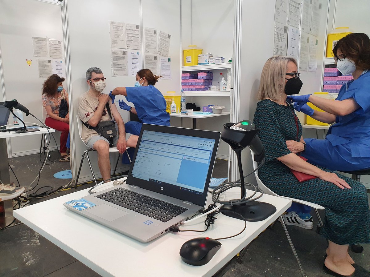 salutcat's tweet image. 👨🏾‍🤝‍👨🏼👩🏻‍🤝‍👨🏾 Les persones nascudes entre el 1972 i el 1981 que encara no estan vacunades, han de demanar dia i hora a vacunacovidsalut.cat. 

🏥 Si et vacunes, evites contagis, hospitalitzacions i UCIs, i disminueix la pressió als centres de salut. No esperis més! #JoEmVacuno