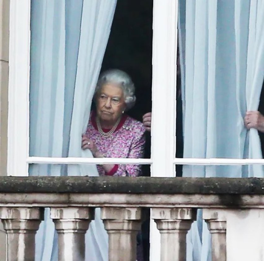 Mirando por encima del campo para ver si les queda mucho a los cirujanos