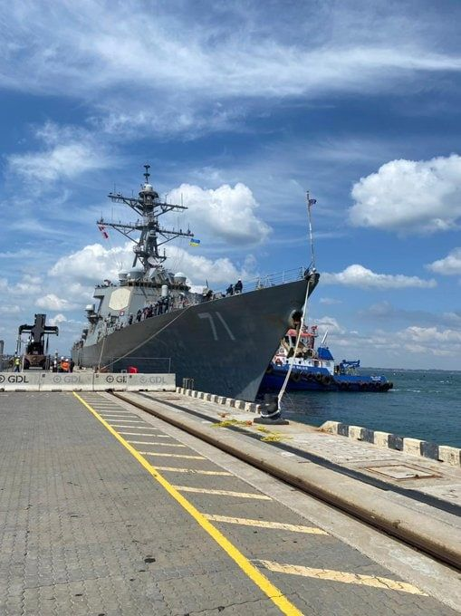 #US destroyer USS Ross DDG71 arrived at the port of the #Ukrainian city of Odessa.
