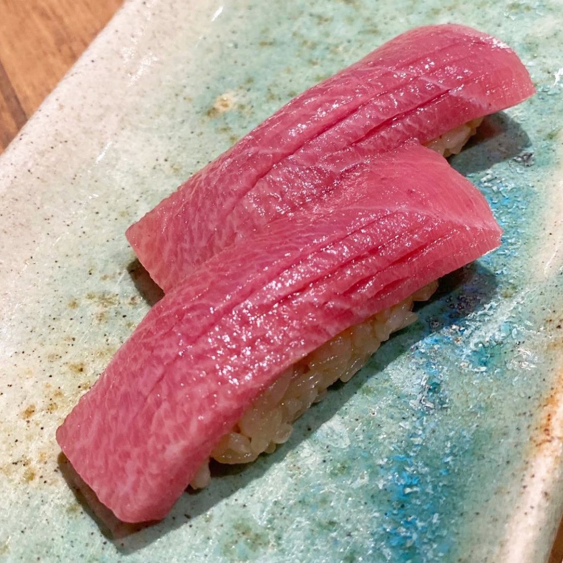 #Nigiri de toro con yuzu kosho #atunrojo #sushilocura🔪🌶🐟 #amazing #yummyfood #tastyfood #gastro #madrid #top #igers #foodie 
📸 <a href="/sofisfood/">sofisfood</a>