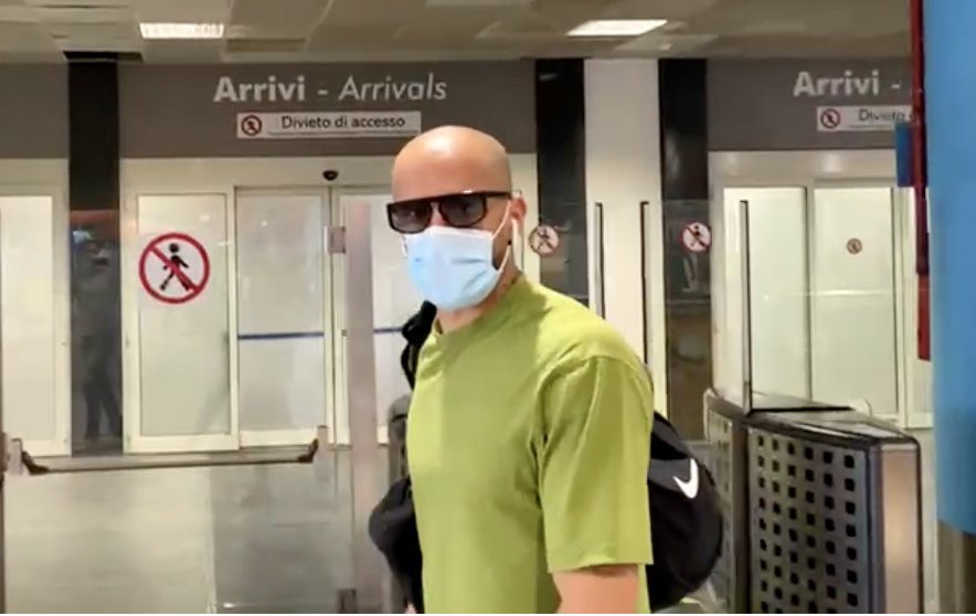 Eccolo Maxime Giron, il primo nuovo acquisto del #Palermo, appena sbarcato a Punta Raisi. Per l’ex #Bisceglie, in giornata visite mediche e firma sul contratto che lo legherà ai rosanero fino al 2023 #seriec