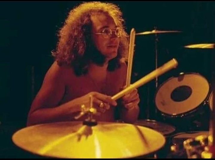 Happy birthday to ian paice! what a guy ! 