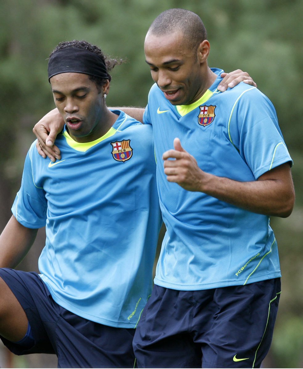 LaLiga's tweet photo. 🔙🤗 𝐀𝐌𝐈𝐆𝐎𝐒 𝐏𝐀𝐑𝐀 𝐒𝐈𝐄𝐌𝐏𝐑𝐄

🇧🇷 @10Ronaldinho
🇫🇷 Thierry Henry

#LaLigaHistory
#LaLigaSantander https://t.co/6hMp1t6kVD