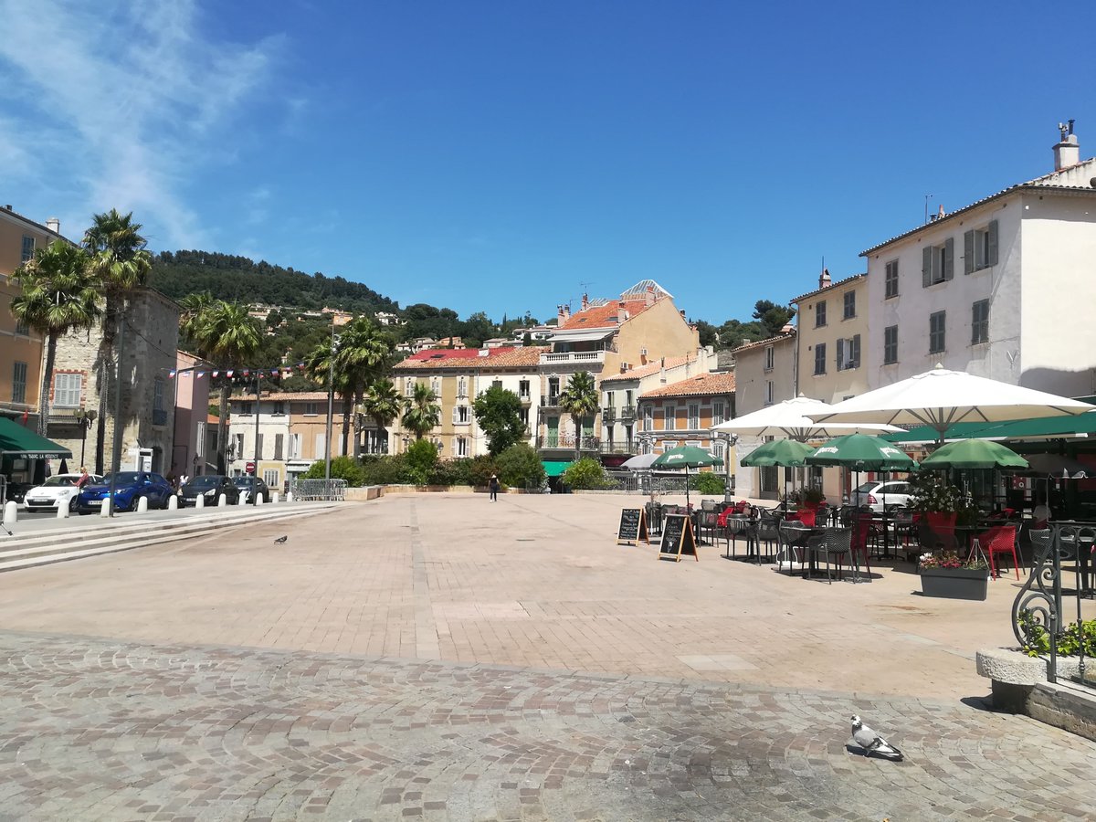 proxity_edf's tweet photo. L'équipe @proxity_edf  est depuis hier en visite à Ollioules pour parler 🗣 de la dynamisation du cœur de ville avec la collectivité et les commerçants 👍

#proxity #territoire #consommerlocal https://t.co/EJjRBRI8AF