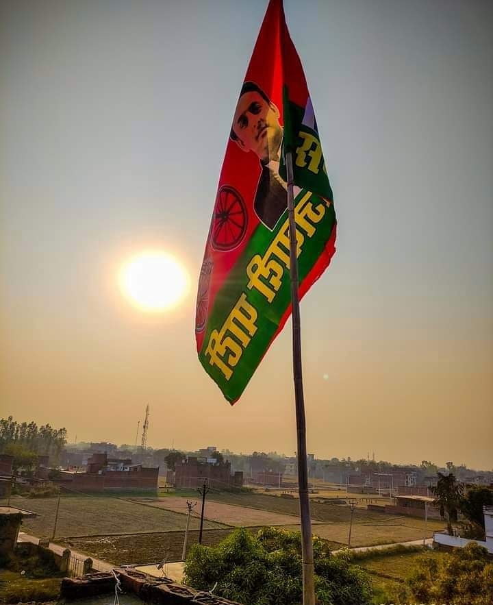 sonu_socialist's tweet photo. लहर इस बार करारी है ,
#Becouse साईकिल पे सबकी सवारी है।
आदरणीय श्री Akhilesh Yadav भैया जी
#बाइस_में_बाइसिकल https://t.co/xSw9xs0Iuf