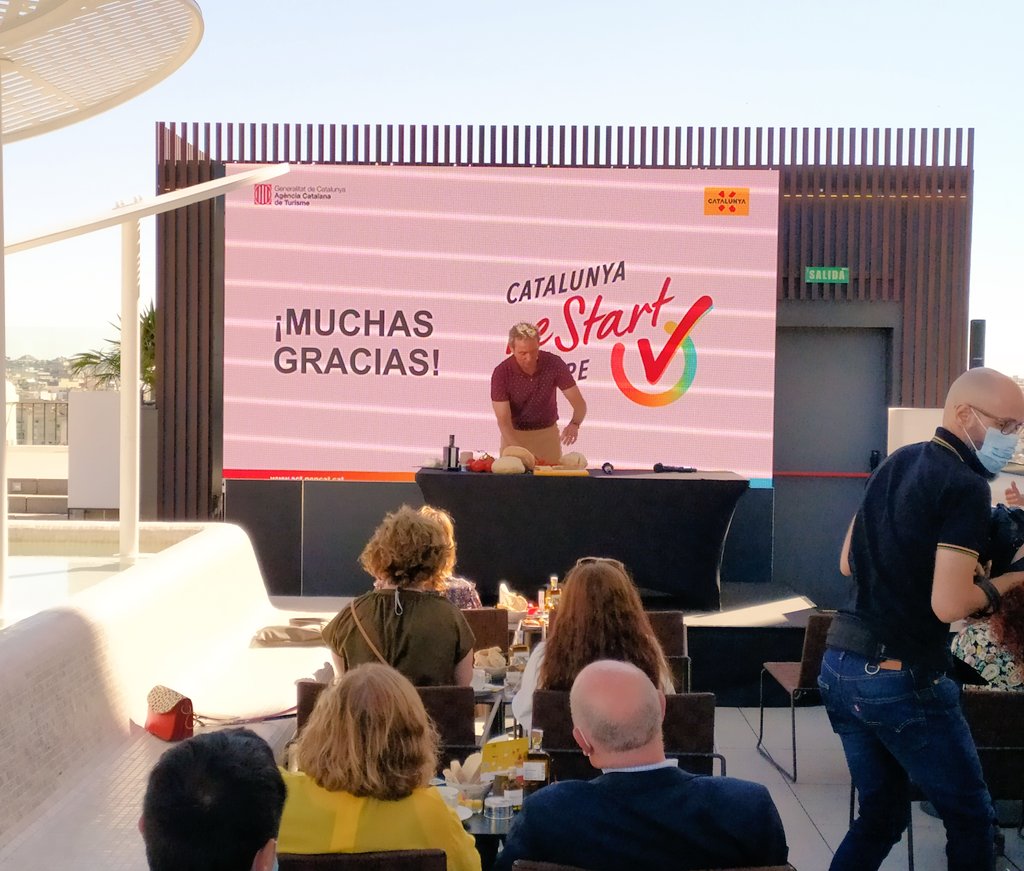InterfaceSpain's tweet photo. 🤩 La presentación nos ha abierto el apetito de Cataluña!
👉 Nuestros invitados están disfrutando de un taller de #PanTumaca donde conocerán la elaboración de este auténtico desayuno con productos autóctonos.
👥 #GrandTourCatalunya #InterfaceEvents @turismecat https://t.co/EWaggx5Xx6