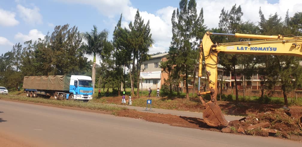 NWSC_JINJA's tweet photo. #APOLOGIES to our Esteemed Customers for the 'No Water/Low Pressure' cases due to emergency repairs on the burst pumping-main across the Jinja-Iganga highway near Railways.We're operating at reduced capacity but we expect this to improve from 20:00hrs onwards @nwscug @NWSCIGANGA https://t.co/wbWDaFi5M8
