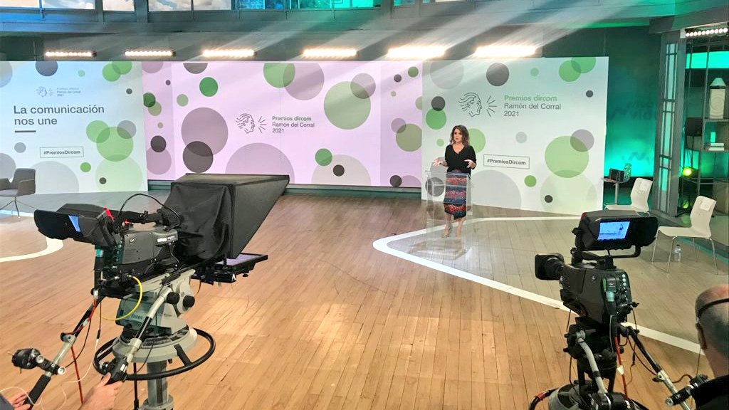 DircomSpain's tweet photo. Arrancamos desde los estudios de @mediasetcom, con @Carmechaparro, la gala de los #PremiosDircom 🏆

“Siempre nos han dicho que comunicar es hacernos entender. Pero también es emoción, porque sin emoción no persuadimos”.

¡Suerte a los finalistas!

🔴 https://t.co/VkCGBvTIN1 https://t.co/k01LPKtQuC
