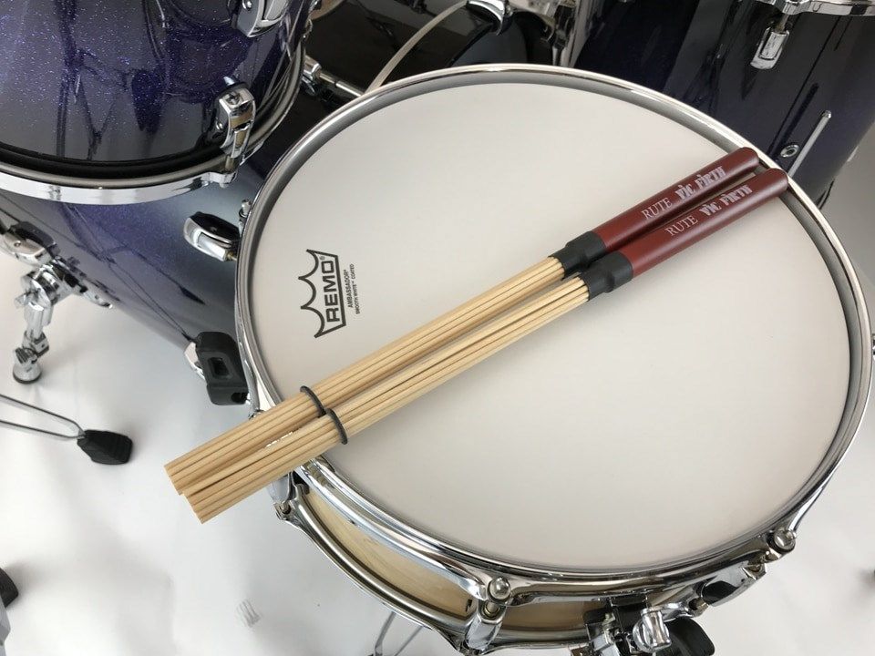 vicfirth_jp's tweet photo. VIC FIRTH『今日の一枚!📷 』
RUTE
太さ3㎜のウッド×16本をまとめたモデルで、束ねる位置を前後させることでアタック感の強弱を調整できるベストセラー😉
ドラマーの皆さん!
一度は使ったことはありますか❓
https://t.co/VzNcvyHbgv
#VIC_FIRTH
#ヴィックファース https://t.co/Fz8uzisY0G