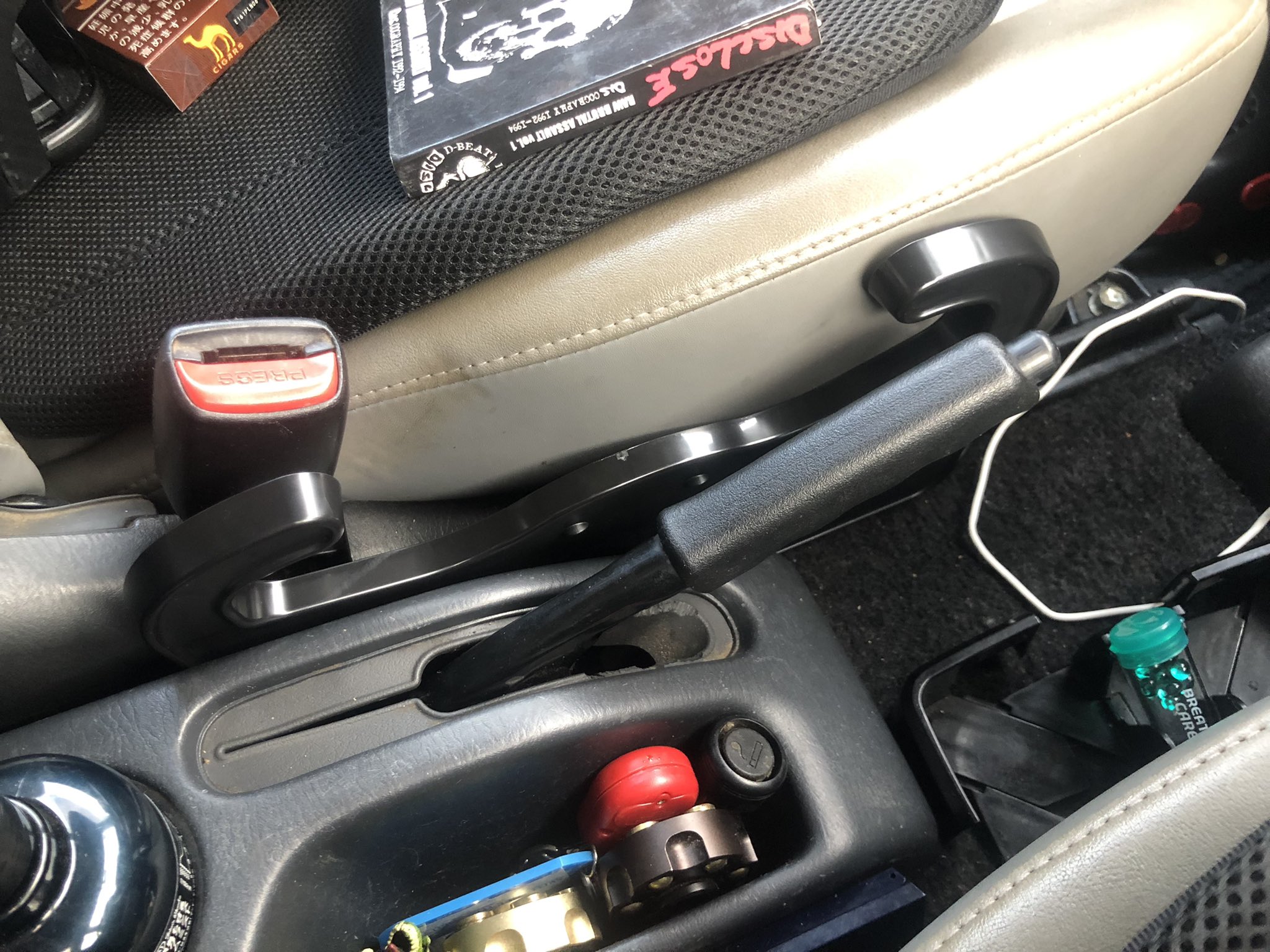 Masa Shit 戒 セリアの車用ハンドルテーブルは車中泊生活者にとてもお勧めです 使わない時はこの様に座席横に収納出来るしサッと取り出せます とても良い買い物をしました T Co Tjczfllknj Twitter