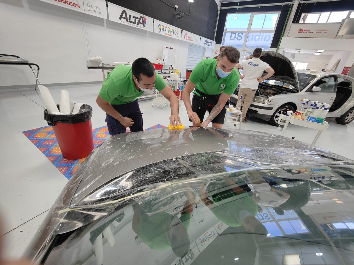 WrappingAcademy's tweet photo. #CursoPaintProtectionFilm Aprende a aplicar el  #FilmProtectorPinturaVehículos de la forma correcta y con las herramientas adecuadas
#WrapAcademySpain #FormacionRotulistas #CursosRotulacion #CarWrap #CarWrapTraining #PPF #PaintProtectionFilm #cursosrotulacionmadrid https://t.co/2m3kRoXjpF